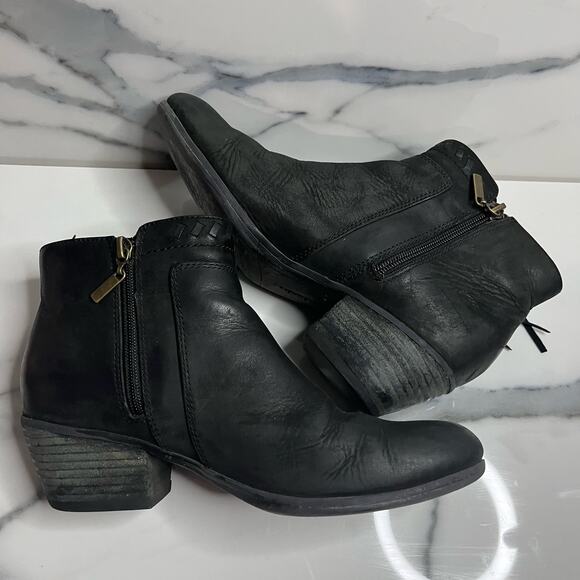 Clarks Artisan | Black Distressed Western Gelata  Flora Ankle Booties Sz 7.5 - Picture 5 of 7
